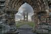 Blick durch den Torbogen der St. Andrews-Kathedrale 